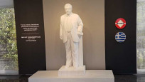Το άγαλμα του Παύλου Γιαννακόπουλου είναι τοποθετημένο στα κεντρικά γραφεία της ΒΙΑΝΕΞ