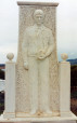 Ανάγλυφο ταφικό μνημείο από μάρμαρο σε φυσικό μέγεθος.